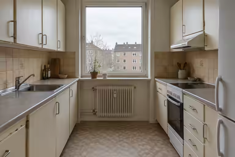 Eksempel: køkken med ældre lyse skabslåger