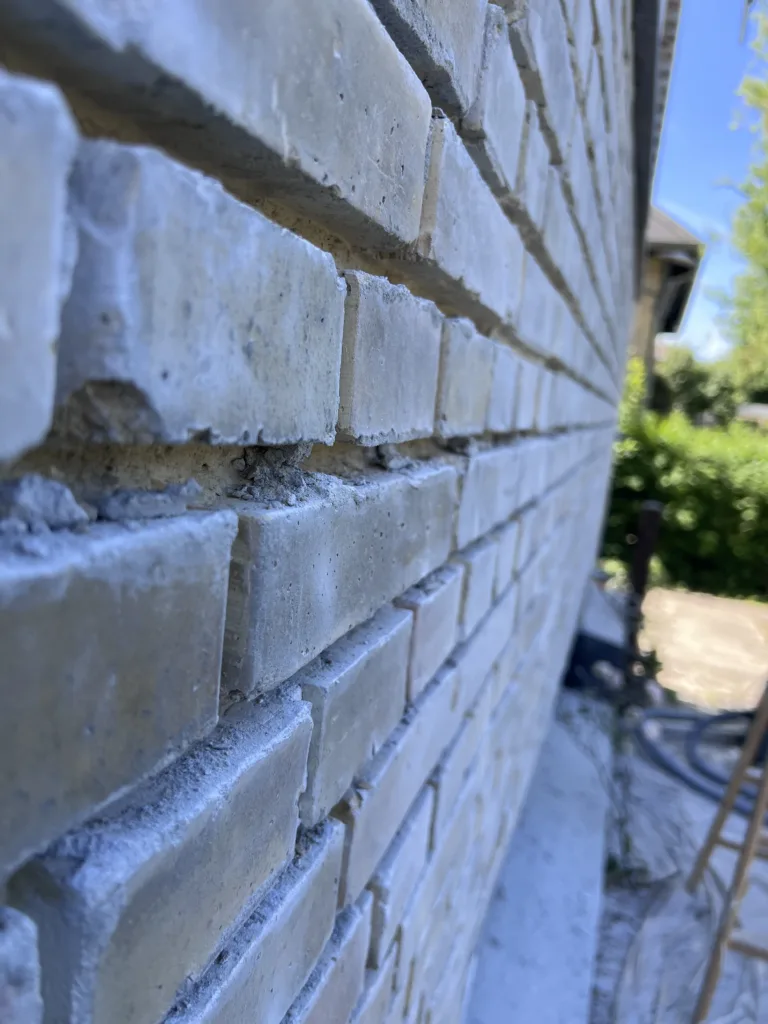 Mur&Co opgave i Lyngby: beskadigede mursten og nedbrudte fuger på en facade