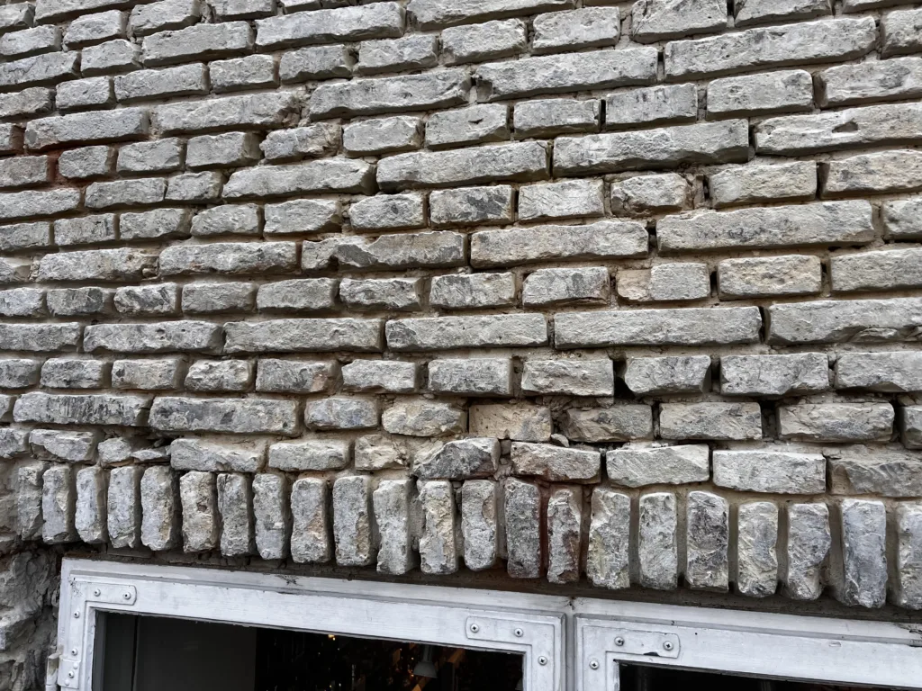 Revne i mur fotograferet under en Mur&Co opgave i København