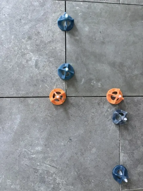 Mur&Co: Clips holder fliserne i niveau og giver plads til fugerne.
